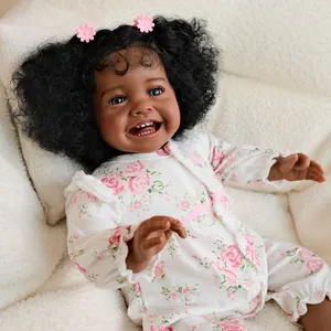 20 Zoll Reborn Puppe mit dunkler Haut, lockigem Haar und Blumenoutfit auf Plüschhintergrund