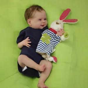 Detailansicht der 19-Zoll lebensechten Reborn-Puppe im dunkelblauen Strampler mit Hase
