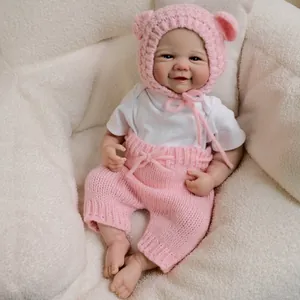 19 Zoll Reborn Baby Puppe Lebensechte Simulation Neugeborenes Mit Rosa Bärenohr Hut Weißes T-Shirt Strickhose Set Vinyl Körper Spielzeug
