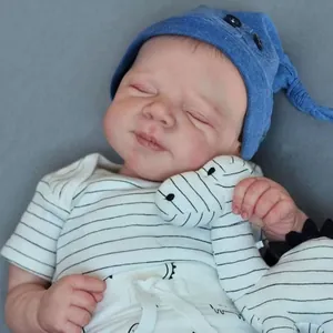 Bambola Reborn realistica da 18 pollici con vestito a righe, dinosauro e cappellino blu