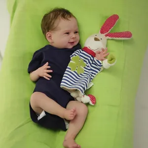 Realistische 19 Zoll Reborn Baby Puppe im dunkelblauen Strampler mit Hasen Plüschtier