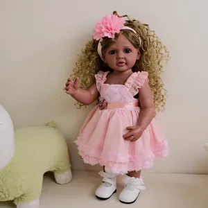 Poupée reborn Betty de 55 cm à peau foncée avec cheveux blonds et robe en tulle rose