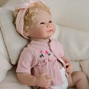 Realistische 19-Zoll Reborn-Babypuppe mit blonden Locken und rosa gestrickter Strickjacke