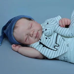 Bambola reborn realistica da 18 pollici con abito a righe e berretto blu