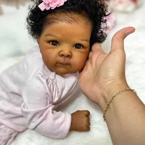 Muñeca bebé reborn negra realista de 18 pulgadas con pelo rizado y ropa rosa floral