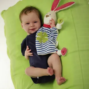 Realistische 19-Zoll Reborn-Babypuppe im dunkelblauen Strampler mit süßem Hasen-Schnuffeltuch