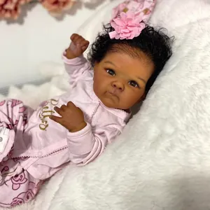 Muñeca Reborn africana realista de 18 pulgadas con traje floral rosa y pelo rizado negro