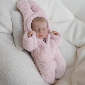 Poupée bébé reborn réaliste 30 cm dormant dans une barboteuse lapin en peluche