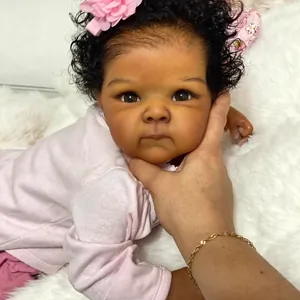 Muñeca Reborn realista de 45 cm con piel oscura, pelo rizado y conjunto rosa suave