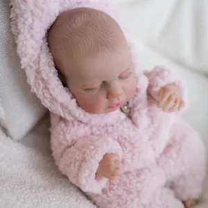 Poupée bébé réaliste de 12 pouces en grenouillère rose sur une couverture douce