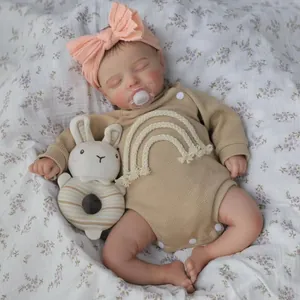 Muñeca Reborn realista de 18 pulgadas con mameluco beige y juguete de peluche conejo