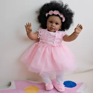 Bambola Reborn Realistica Ragazza Afroamericana Pelle Scura Vestito Rosa in Pizzo Capelli Afro Ricci Corpo in Stoffa e Vinile Giocattolo Fatto a Mano Regalo