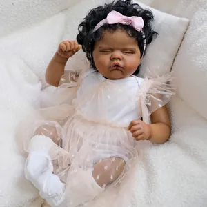Muñeca Reborn realista de 45cm con piel oscura, rizos negros y vestido de tul blanco