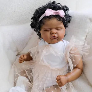 Detalle de muñeca Reborn de 18 pulgadas con piel oscura, pelo rizado y vestido de tutú