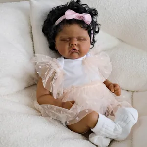 Detalle de muñeca reborn durmiendo con vestido de malla blanca y encaje de puntos