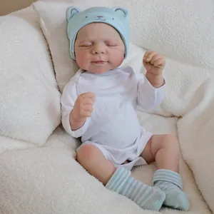 Bambola realistica reborn da 18 pollici che dorme con cappello da orso blu e tutina bianca