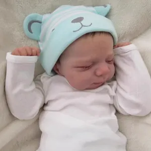Bambola reborn realistica da 18 pollici con cappello da orso azzurro e tutina bianca