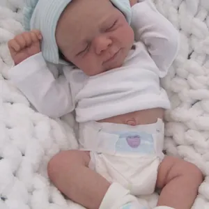 Bambola reborn realistica da 18 pollici con cappello a righe azzurre e vestito bianco
