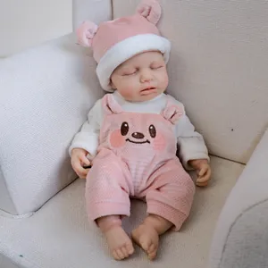 Bambola Reborn realistica da 12 pollici in costume da orsetto rosa su poltrona