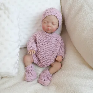 Poupée bébé réaliste de 10 pouces en tenue rose tricotée main avec bonnet sur couverture