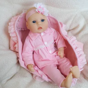Poupée réaliste 16 pouces avec tenue florale rose et berceau en dentelle assorti