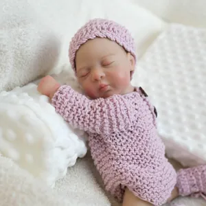Poupée nouveau-né réaliste de 10 pouces en tenue rose dormant sur couverture blanche