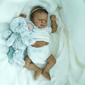 Realistische Reborn Babypuppe Vollkörper Silikon Dunkle Haut Schwarzes Lockiges Haar Schlafende Neugeborene Puppe Mit Kleidung Stirnband Geschenk