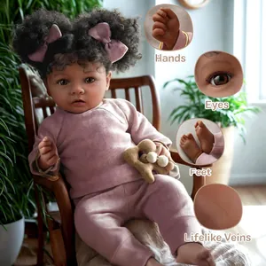 Bambola reborn realistica da 22 pollici, pelle scura, capelli ricci e completo rosa