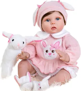 Détail de poupée Reborn 22 pouces en tenue lapin rose avec accessoire lapin en peluche