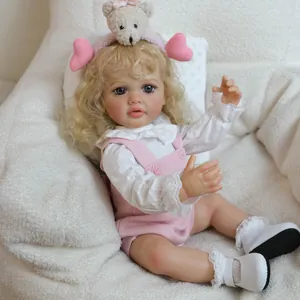 Poupée Reborn réaliste Betty de 22 pouces avec boucles blondes et robe en tricot rose et bandeau