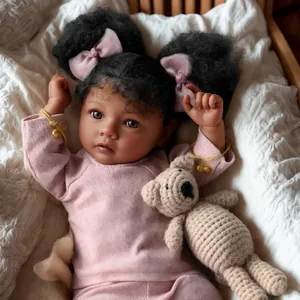Bambola Reborn Afroamericana Realistica Arti in Vinile Corpo in Stoffa Vestito Rosa a Costine Giocattolo per Neonata Realistico