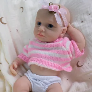 Bambola realistica di 8 pollici in silicone con maglione a righe rosa e fascia a fiori