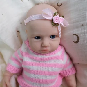 Bambola realistica da 8 pollici in silicone con maglione a righe rosa e fascia floreale
