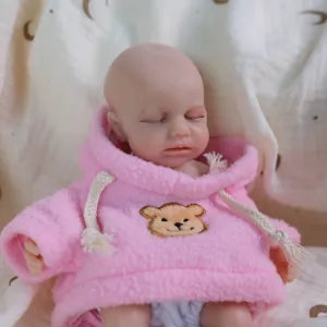 Lebensechte 8-Zoll Silikon-Babypuppe im rosa Bären-Kapuzenpullover schlafend