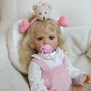 Poupée Reborn réaliste de 22 pouces avec cheveux blonds et pull à bretelles rose