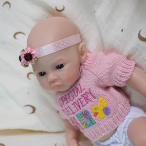Realistische 12-Zoll Reborn-Puppe im rosa Strickpullover mit blauen Augen und Blumenband