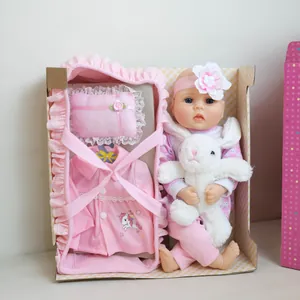 Vue détaillée du coffret cadeau poupée reborn 16 pouces avec lapin en peluche et couffin