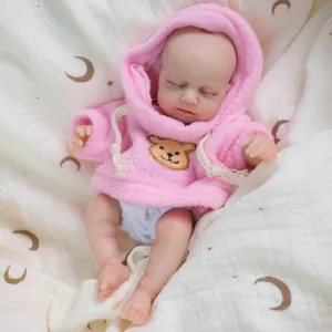 8-Zoll lebensechte Silikon-Babypuppe im rosa Bären-Hoodie auf einer Mond-Decke schlafend