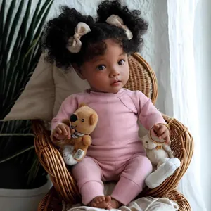 Bambola reborn nera realistica da 22 pollici con vestito rosa e orsetto di peluche