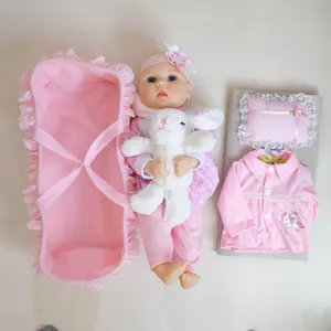 Coffret poupée Reborn détaillée avec barboteuse fleurie, lapin en peluche et panier