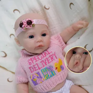 12-Zoll realistische Weichsilikon-Babypuppe in rosa Strickpullover mit Stickerei