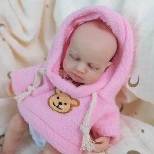 Realistische 8-Zoll Silikon Babypuppe im rosa Bären-Hoodie auf einer weichen Plüschdecke