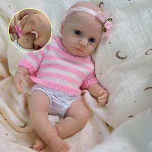 Bambola realistica in silicone da 8 pollici con maglione rosa e dettagli dell'ombelico