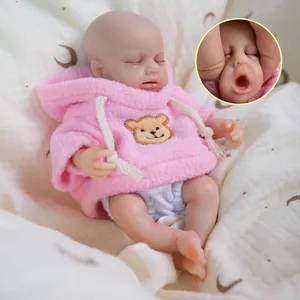8 Zoll Silikon Reborn Baby Puppe schlafend mit rosa Bären-Hoodie und offenem Mund Detail