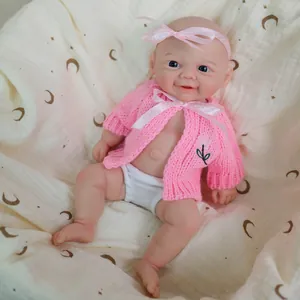 Poupée en silicone souple de 12 pouces avec cardigan en tricot rose et bandeau bébé