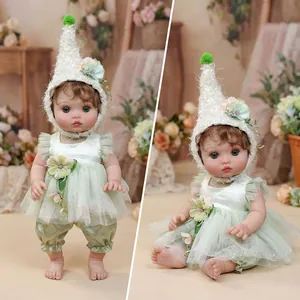 Bambola Reborn fata da 16 pollici con vestito in tulle verde e cappello a punta bianco seduta