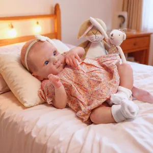 Poupée Bettie réaliste de 18 pouces en robe fleurie rose avec accessoires en dentelle
