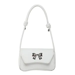 Elegante borsa sottobraccio bianca in ecopelle con fiocco in metallo argento e nodo