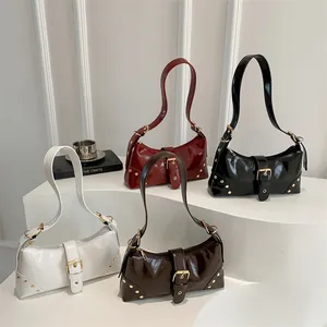 Dettaglio delle borse tote vintage in ecopelle nei colori bianco, bordeaux, nero e caffè