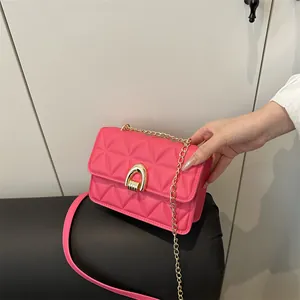 Sac bandoulière rose matelassé avec chaîne dorée et fermoir géométrique élégant
